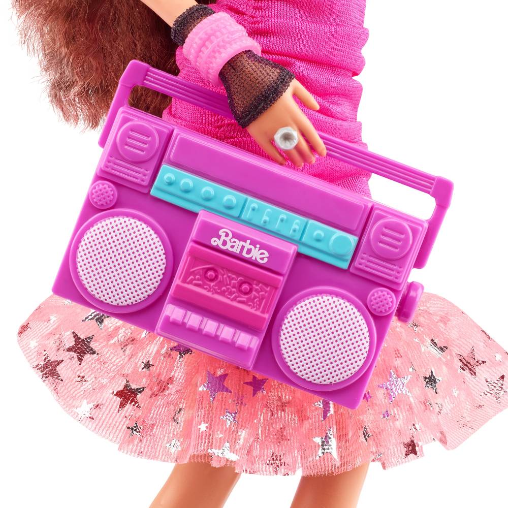 The Barbie Rewind series launches with the 80s Edition, a totally tubular throwback collection which commemorates our fave pop-culture looks from the decade. Set up your boom box for an impromptu dolls’ night out! Barbie dolls totally legit dance party lo